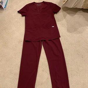 Figs petite basic scrub bottom and 3 pocket top